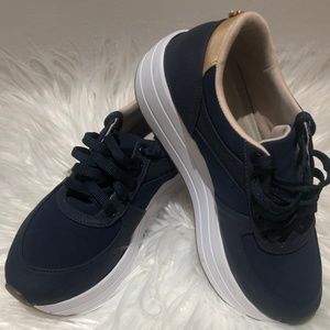 💕Cute💕And Comfy💕Platform Sneakers💕with Built in comfy padded insole Size 36